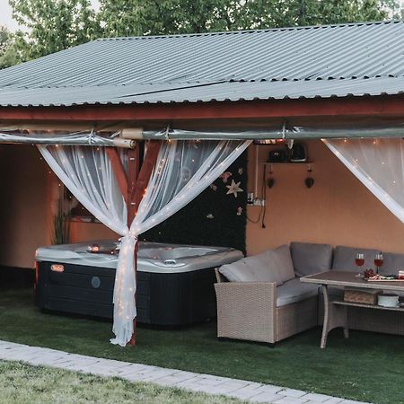 Alina Apartman Apartment Neszmely Exterior photo